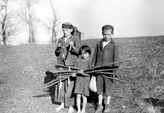 Rakari, lovci na rakove, Gospić 1. svibnja 1938/Snimio Fran Salaj                                                                                                                                                                                         
